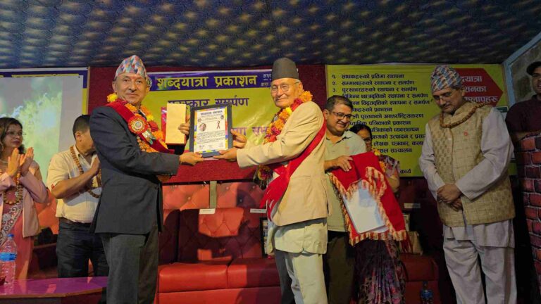 काभ्रेपलाञ्चोक प्रतिभा पुरस्कारबाट कृष्णहरि मैनाली पुरस्कृत