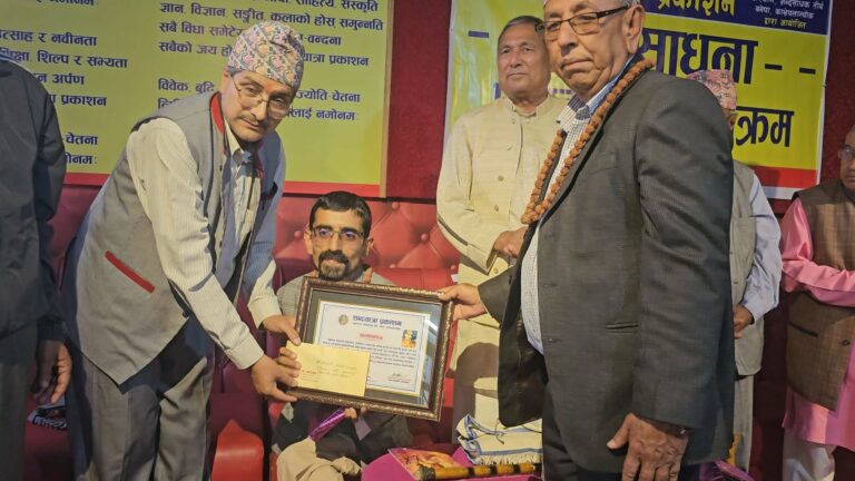 लोकगायक नीलमणि भण्डारीलाई नगदसहित सम्मान